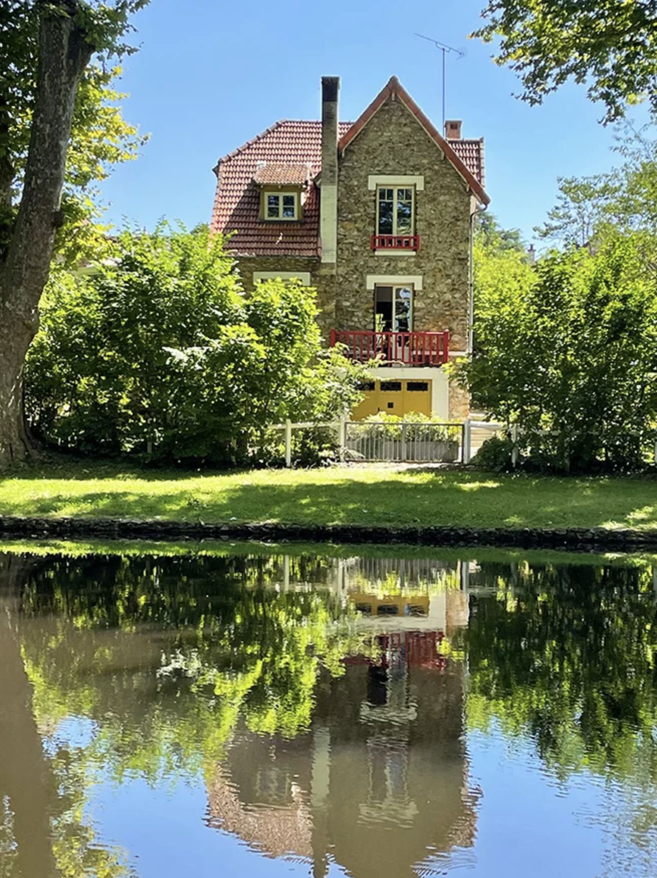 Reflets sur l'étang de Paris-Jardins