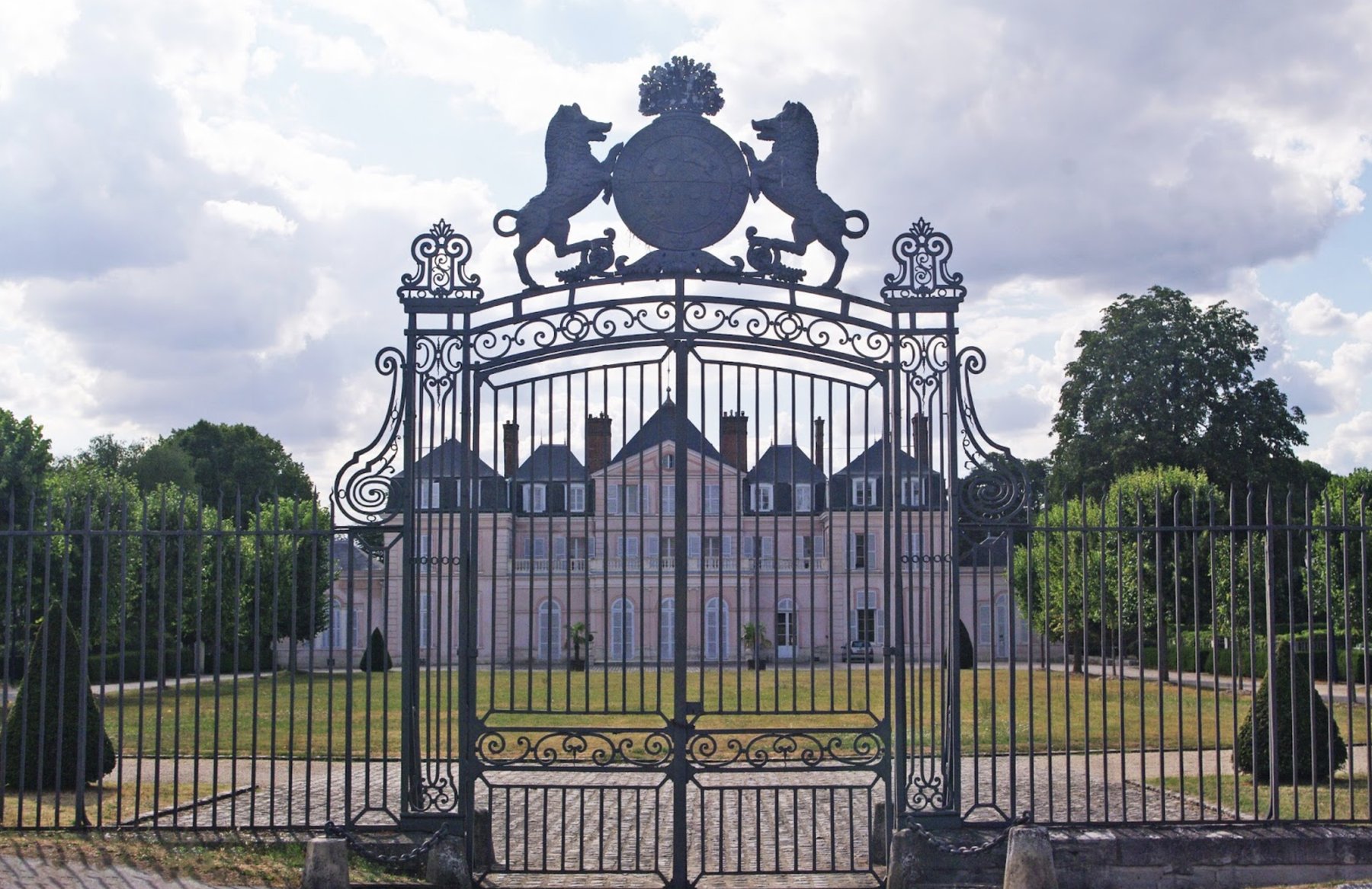 Grille armoriée du château de Paris-Jardins